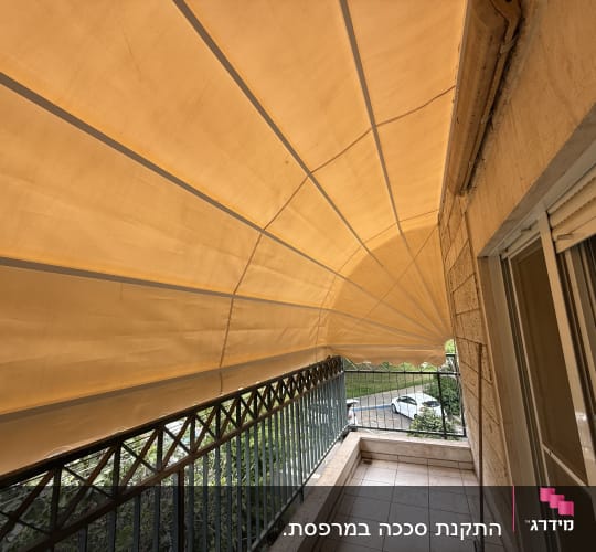 מרפסת עם סוכך בד בצבע בז